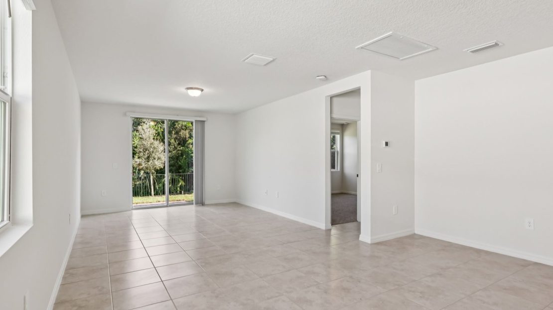 Daphne model in Haines City