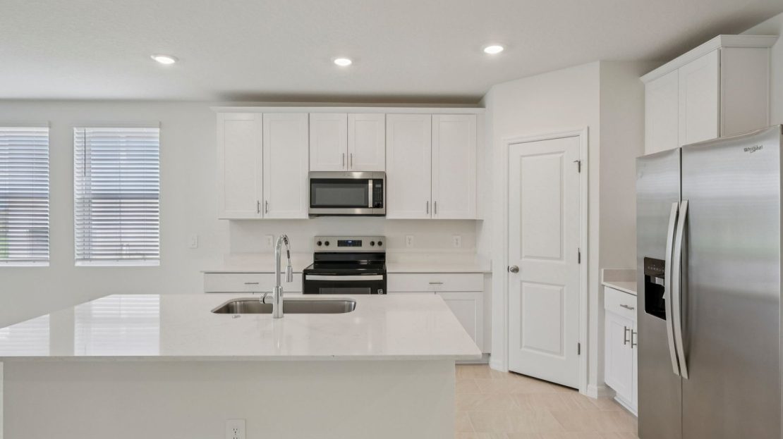 Daphne model in Lake Hamilton