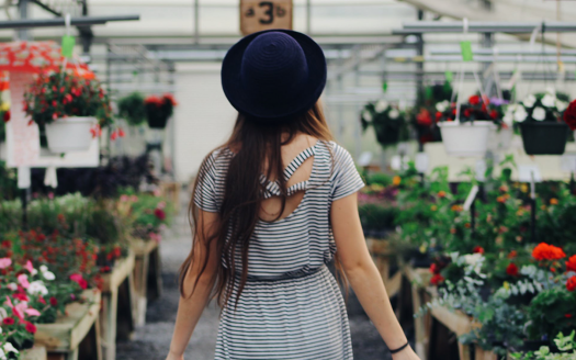 Infographic: 5 Landscaping Tips to Boost Your Home's Resale Value